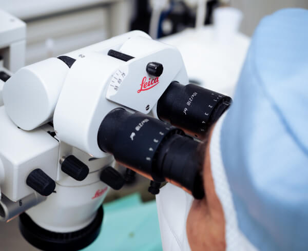 Cura della parodontite tramite l’innovativo protocollo Laser unito alla microscopia operatoria.
